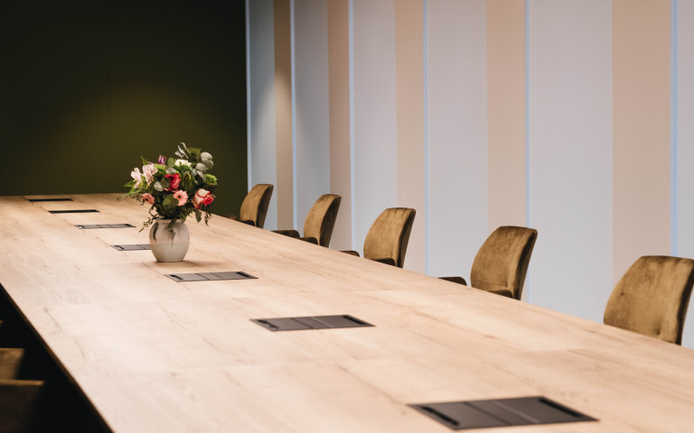 Strakke vergaderzaal in een Smart Office met Loxone klimaatregeling en geautomatiseerde zonwering